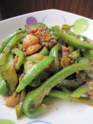 鶏皮とピーマンの甜麺醤炒め（鶏皮炒青椒）