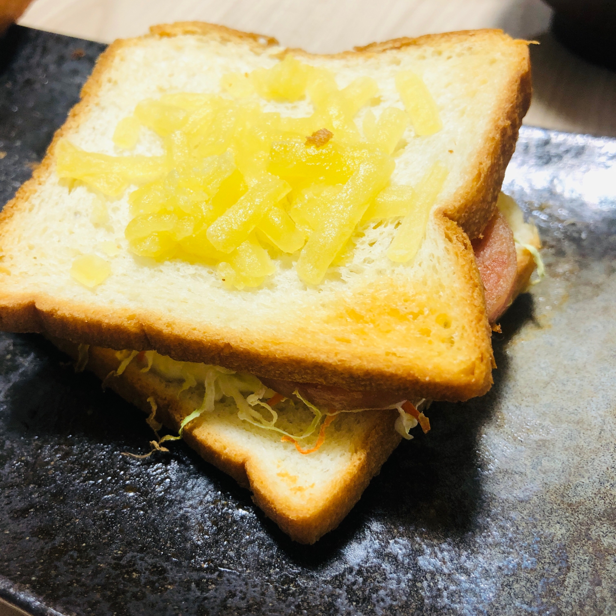 チーズのせ厚切りハムのホットサンド