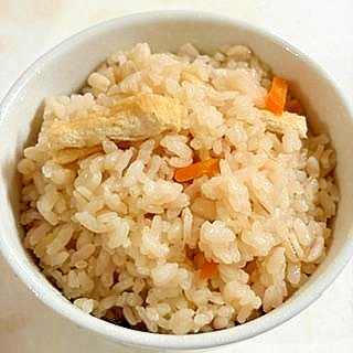 油揚げとにんじんの炊き込みご飯
