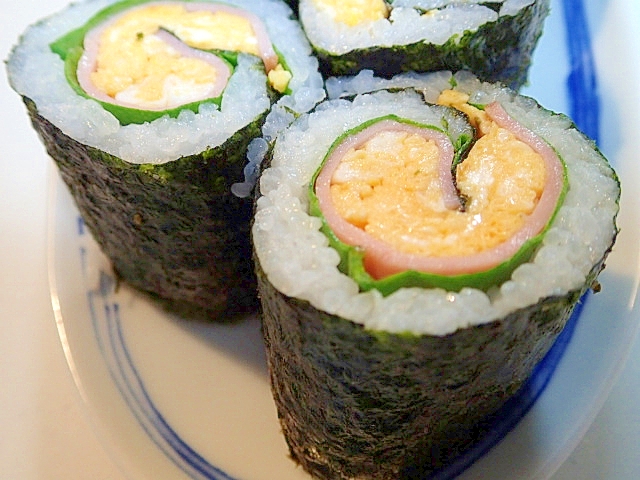 サラダ菜とハムと炒り卵の海苔巻き