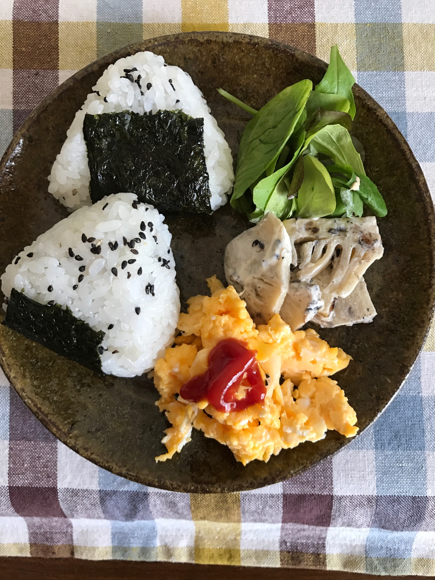 ごま塩おむすびの朝ごはんプレート