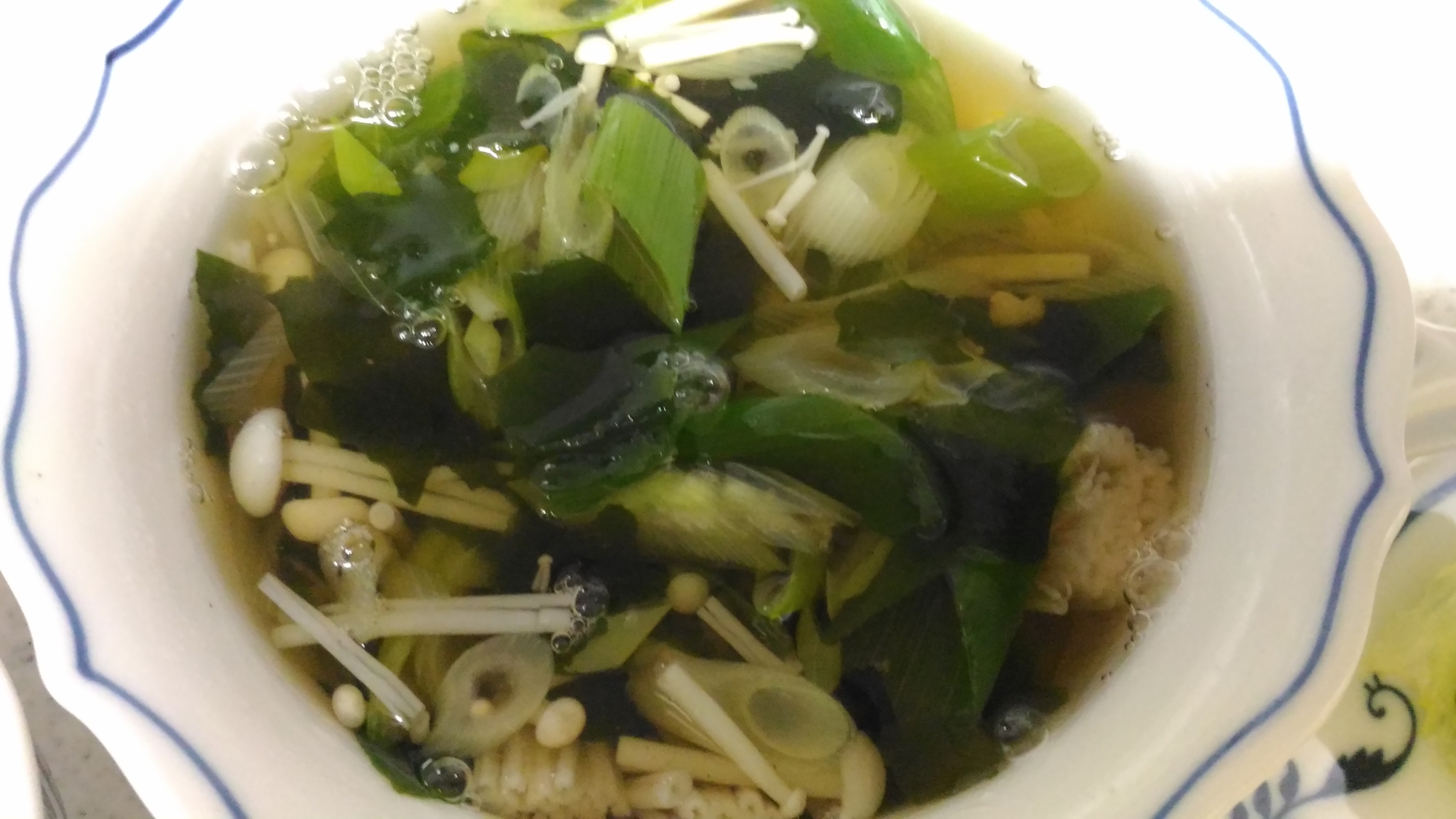 青葱とエノキ、ワカメの和風スープ