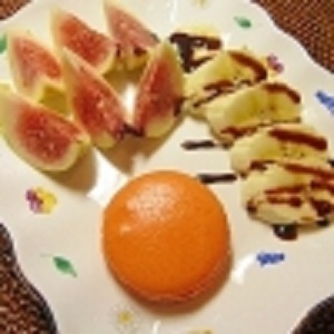 マカロンが目玉焼きの黄身みたいに見えますね～(^-^ゞ
お皿にこうして盛り付けるとお洒落なデザートになりますね♪(*^v^*)