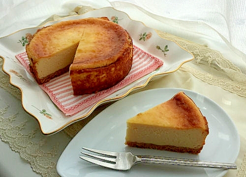 白い皿にのったクラッカーと豆腐のチーズケーキ