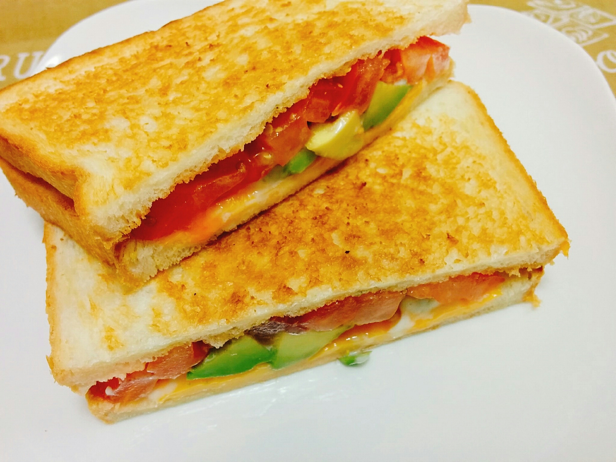 朝食に簡単☆チェダーチーズとアボカドのサンドイッチ