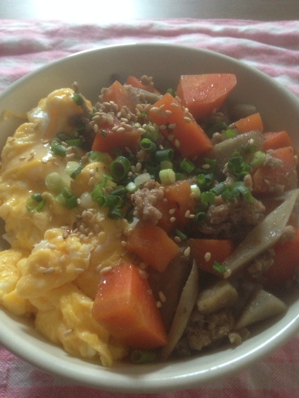 根菜類とそぼろと玉子丼