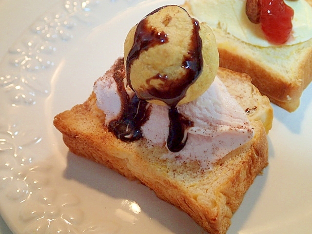 苺アイスとチョコシューのデニッシュパン