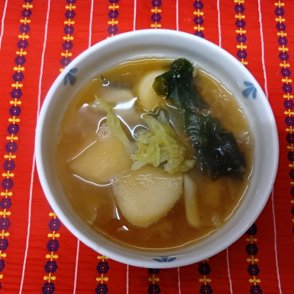 キャベツと麩とわかめの味噌汁