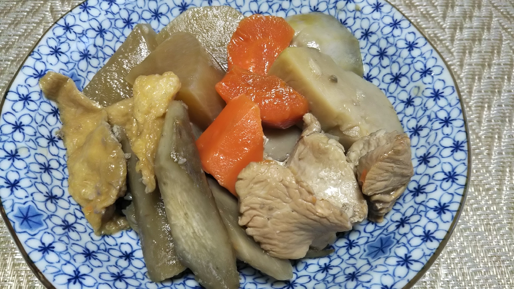 鶏肉と里芋と大根と人参と牛蒡と油揚げの煮物☆