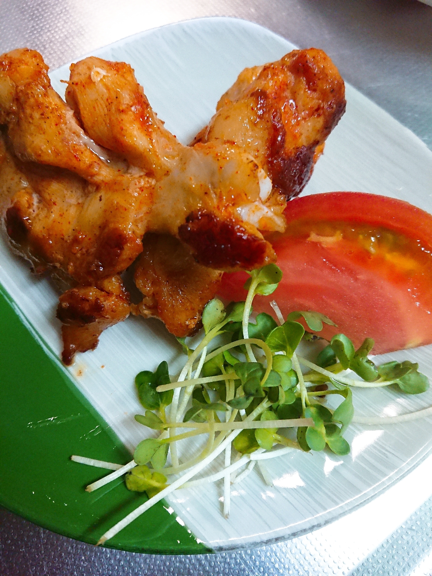 鶏手羽元のスパイス焼きと野菜プレート