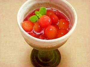 足つきカップに盛り付けた、さくらんぼのコンポート