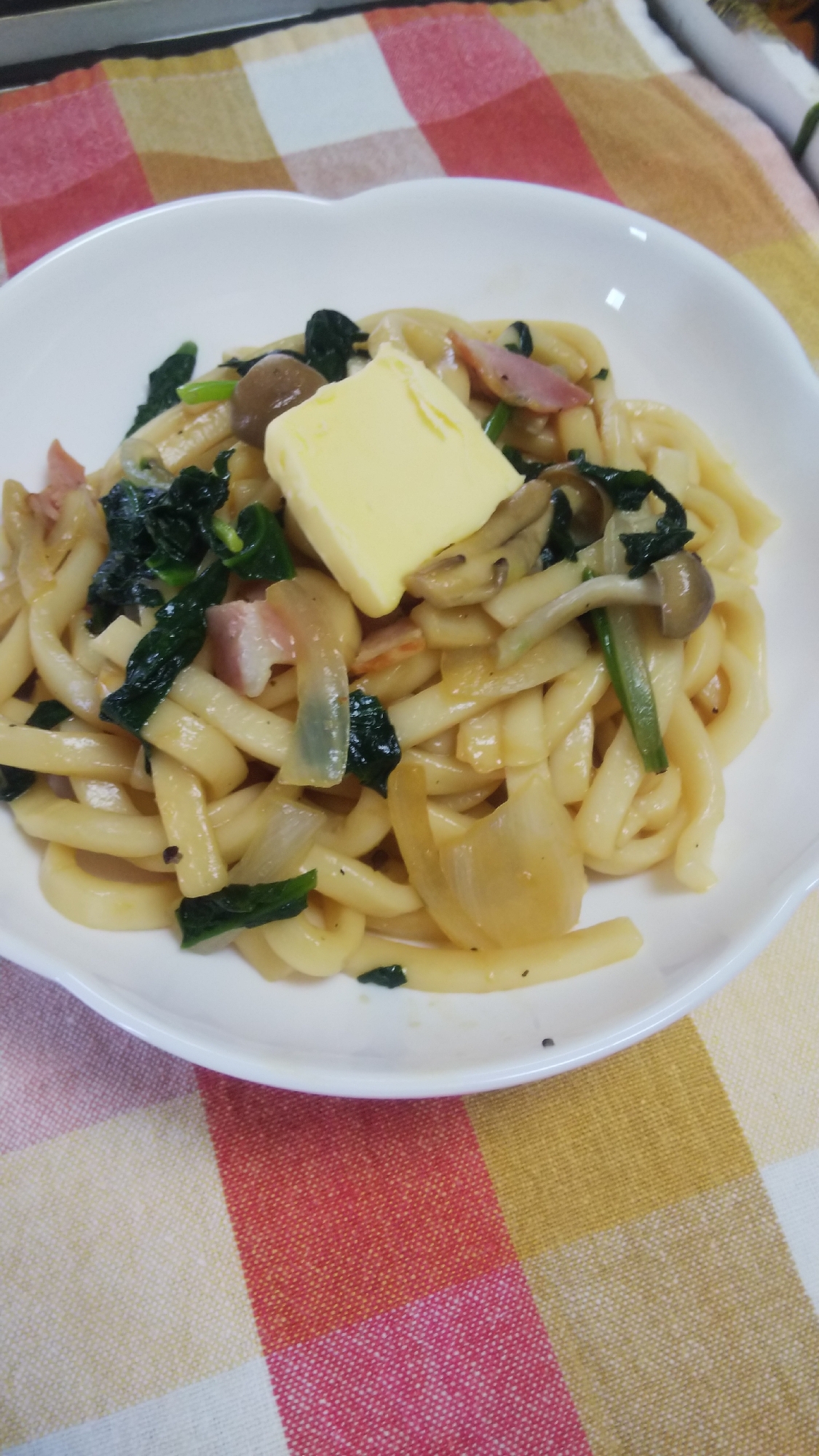 バターで味変☆ほうれん草とベーコンの焼きうどん