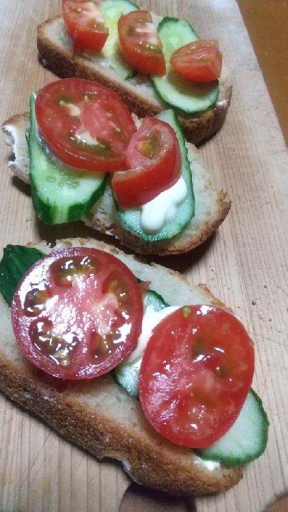 取り急ぎ冷蔵庫にあったトマトときゅうりをフランスパンにのせてみた…おしゃれなオープサンドとはほど遠くてすまん！許してタモウ。。。
素敵なレシピに感謝します♡