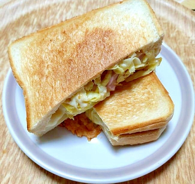 キャベツと魚肉ソーセージのお惣菜ホットサンド