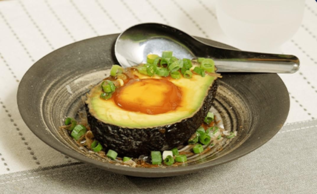 卵黄醤油漬けの月見アボガド