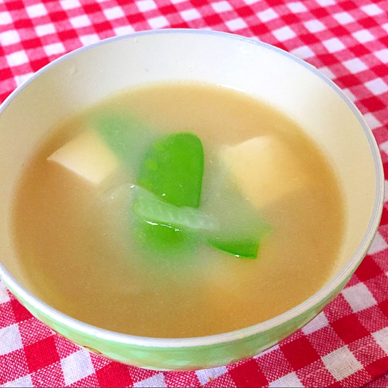 豆腐と玉ねぎとさやえんどうの味噌汁☆