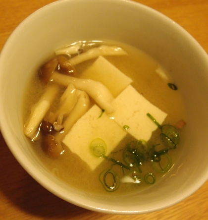 お豆腐たっぷりしめじの味噌汁