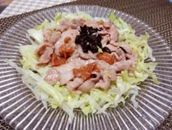 暑い季節にピッタリなレシピですね♪梅で豚肉がさっぱりといただけてとっても美味しいですねo(^-^)o紫蘇がないので梅に入っていた紫蘇で代用～