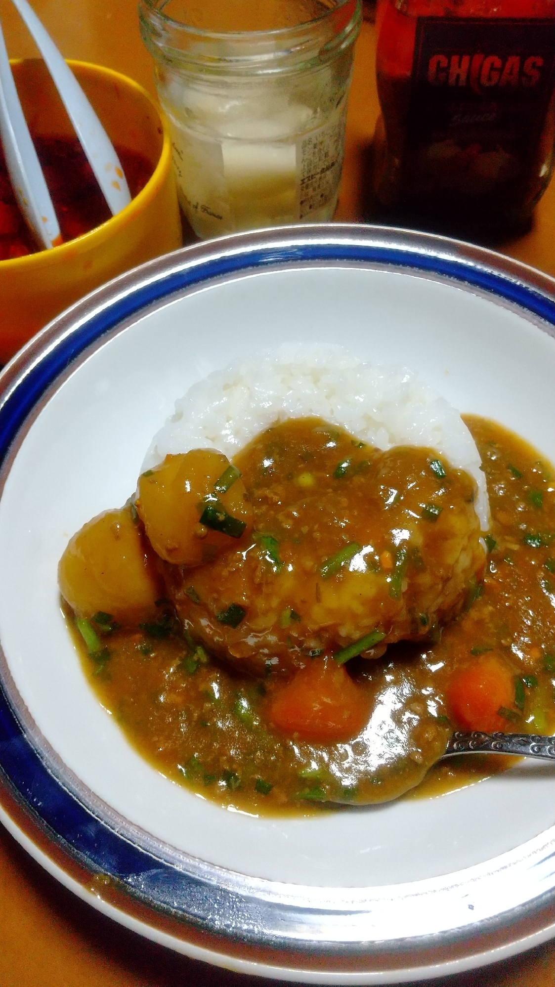 ハンバーグで作った肉じゃがで！ニラ入りカレーライス