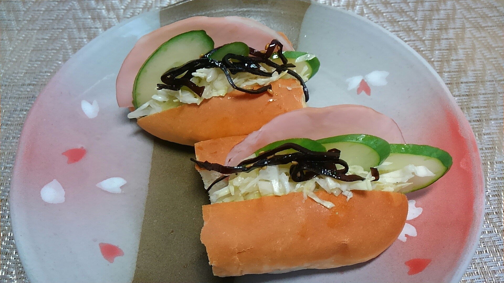 昆布の佃煮のせ☆ハムと野菜の和風ホットドッグ