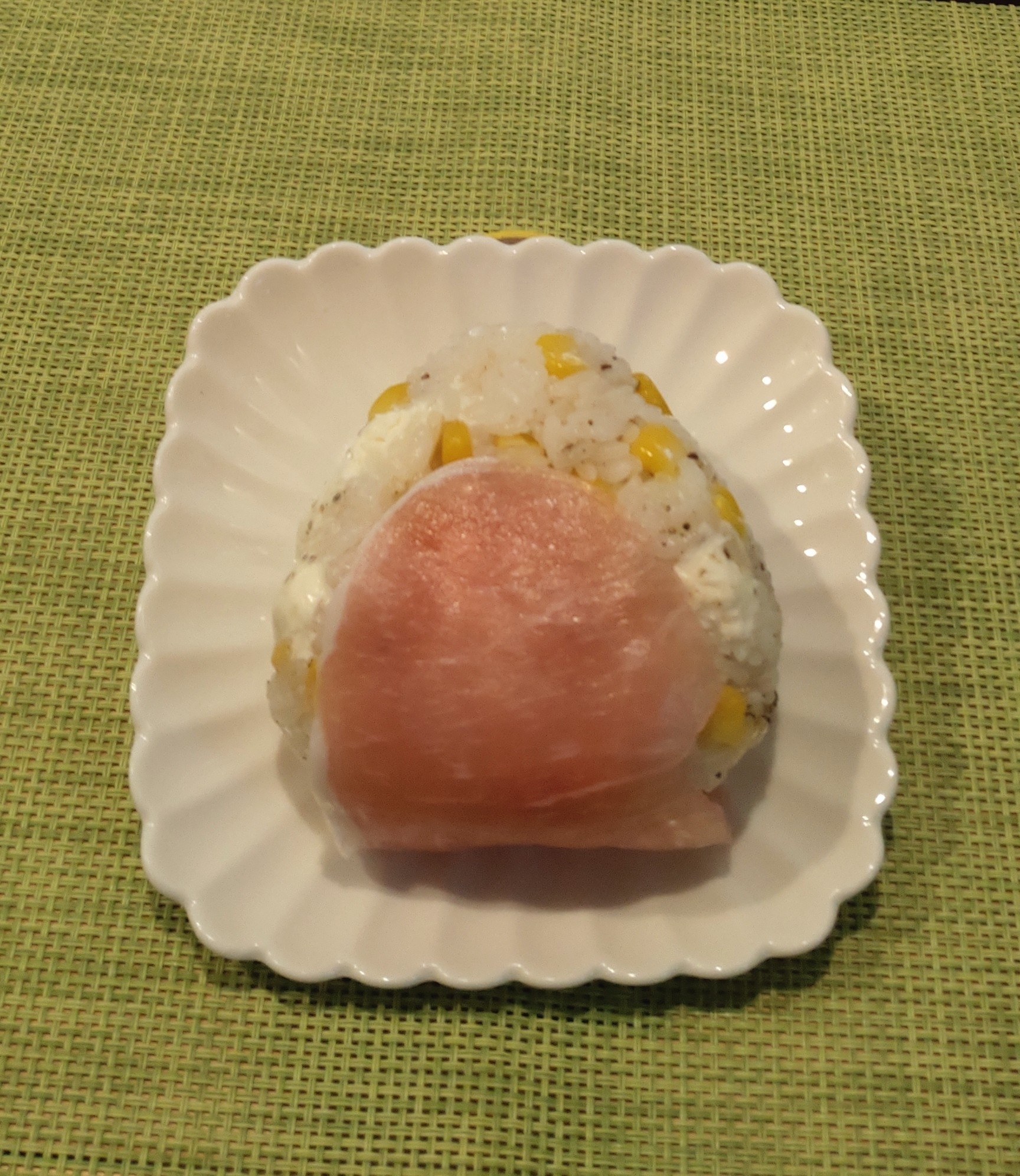 コーンとクリームチーズの生ハムおにぎり