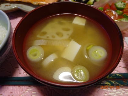 豆腐とれんこんとねぎの味噌汁