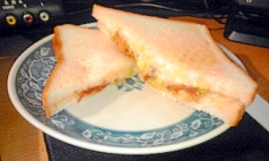 缶詰で手軽！　焼き鳥・チーズ・レタスのサンドイッチ