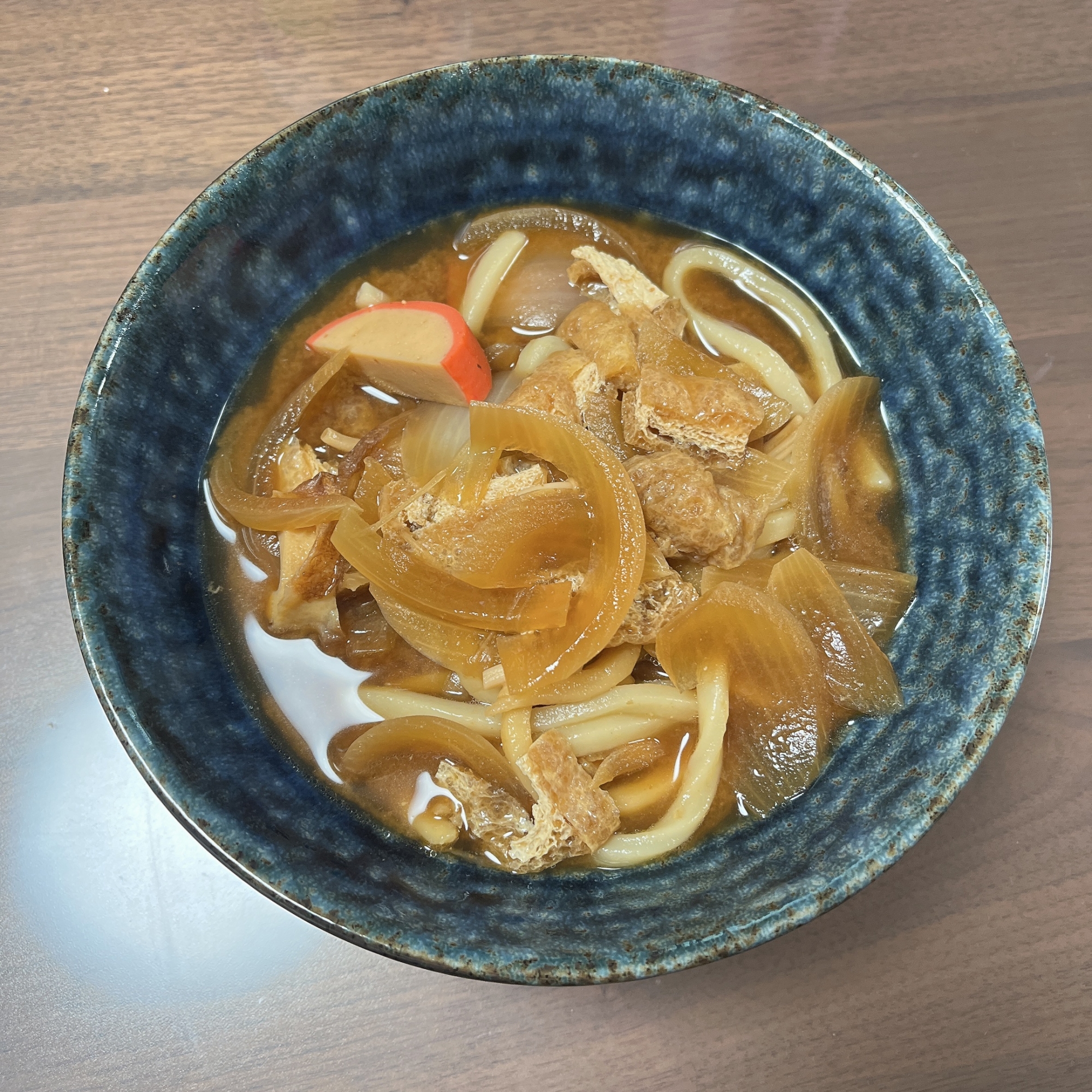 紅白かまぼこ入りの味噌うどん