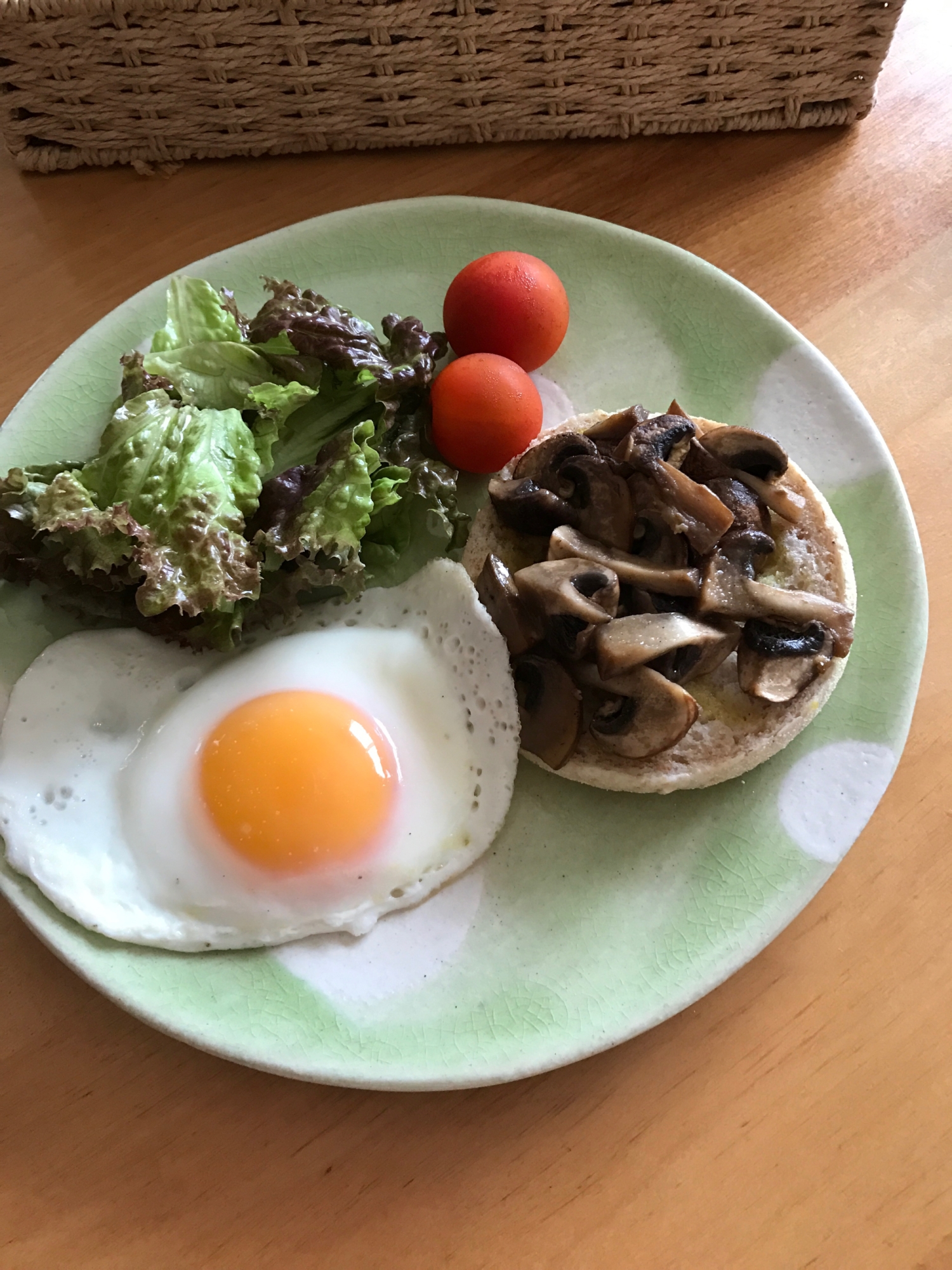 マッシュルームマフィントーストと目玉焼きの朝ごはん