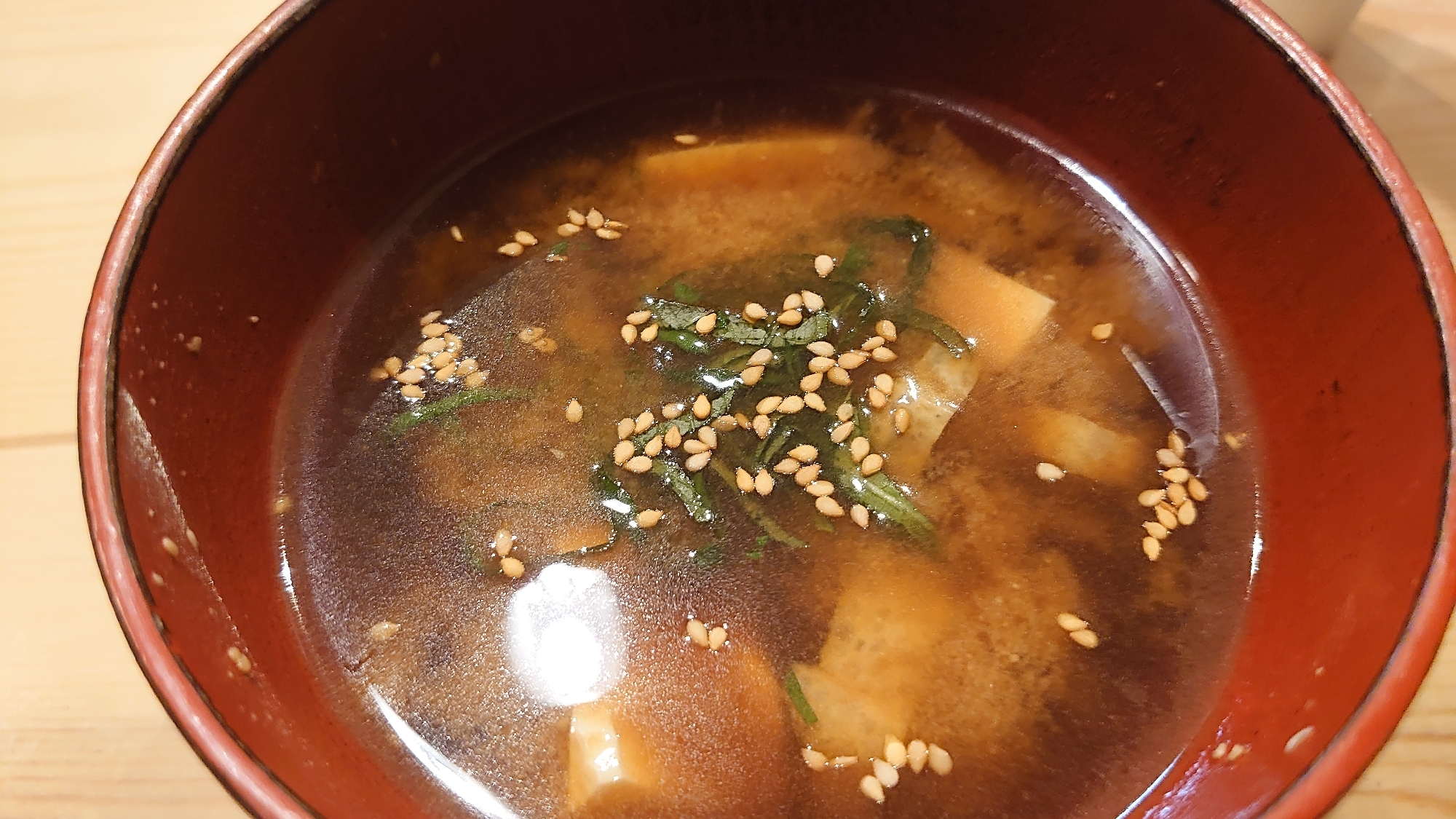 大葉をトッピングした豆腐と油揚げのお味噌汁