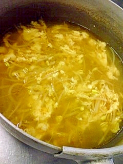 豆もやしと卵のピリ辛スープ