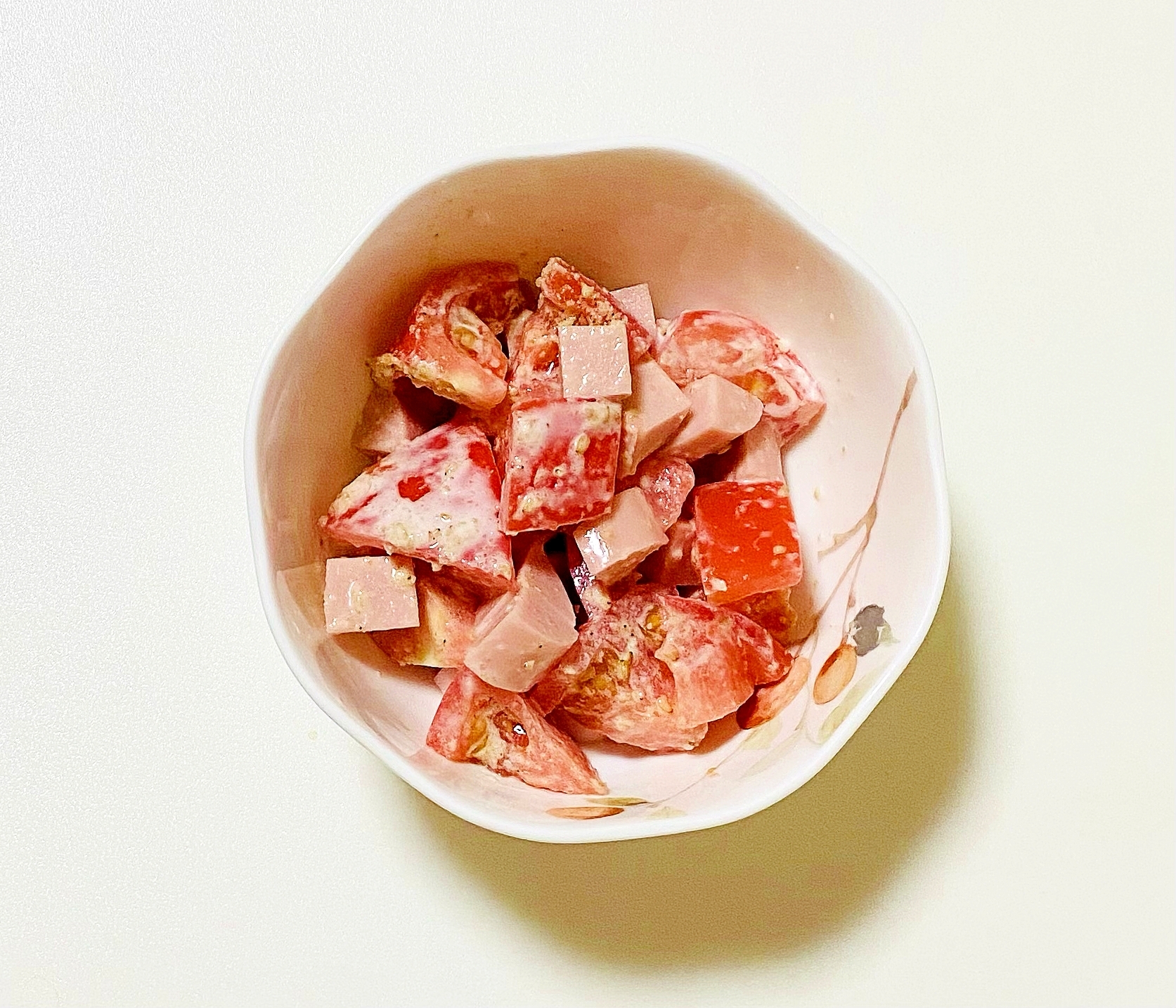 魚肉ソーセージのトマトサラダ