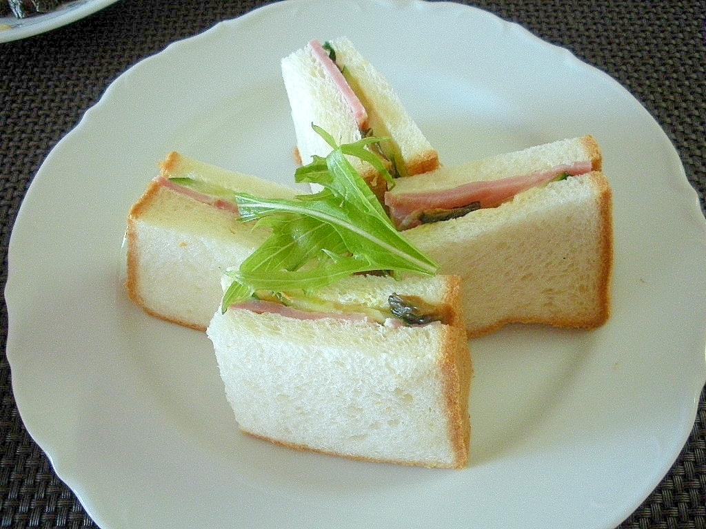 ハムときゅうりとキューちゃんの朝食サンドイッチ♪