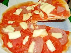 ボローニャソーセージとトマトの手作りクリスピーピザ