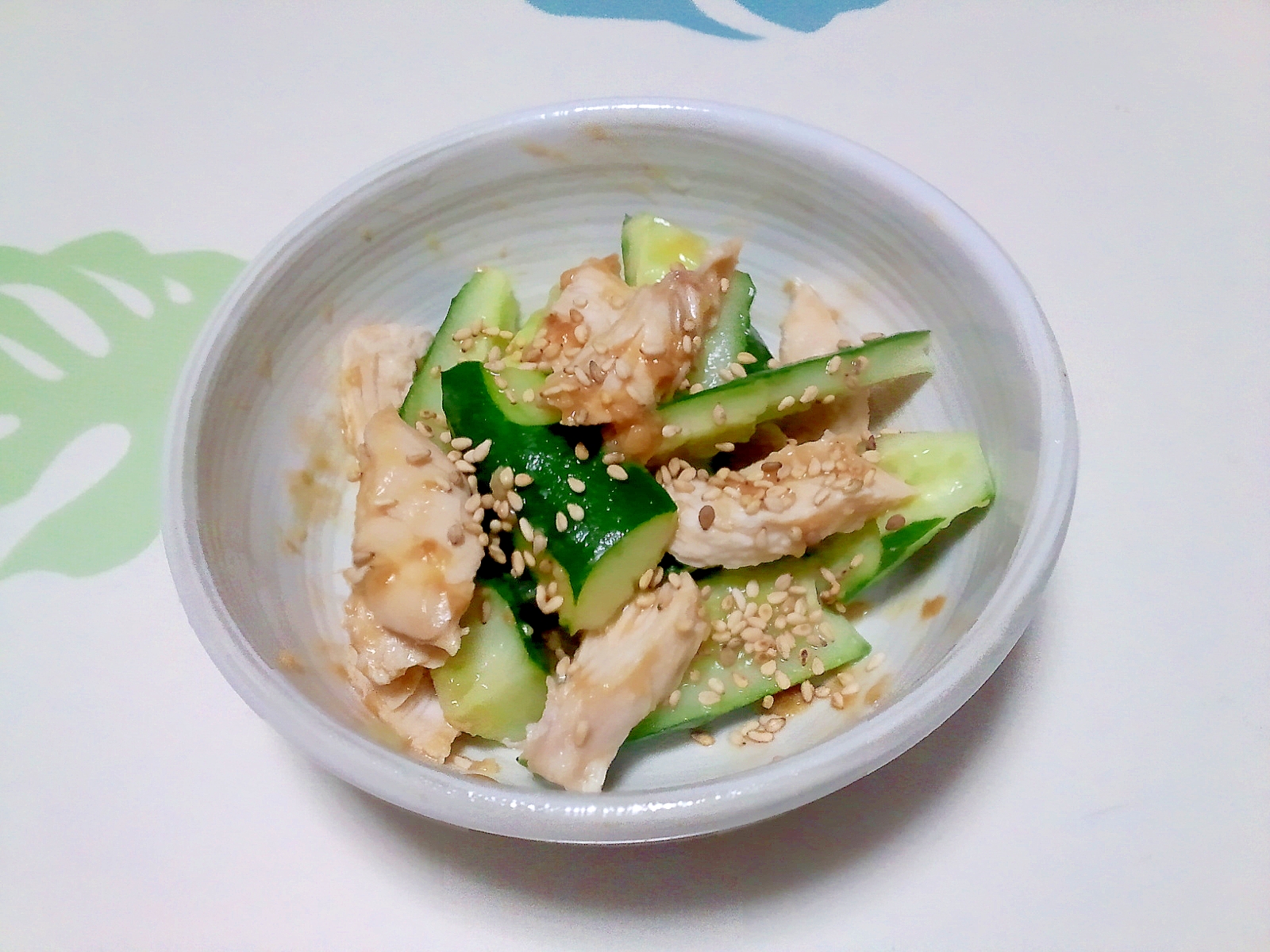 白いお皿に盛り付けられた鶏ささみときゅうりの酢みそ和え