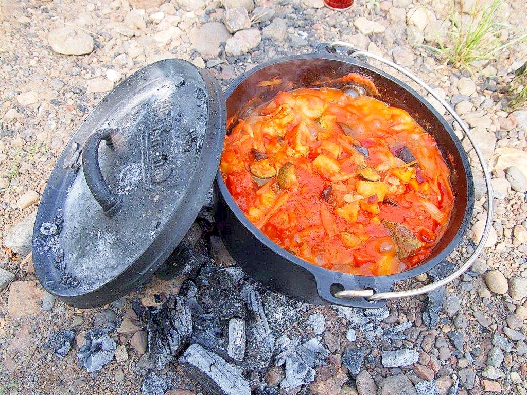 ダッチオーブンで作る豚バラ肉のトマト煮