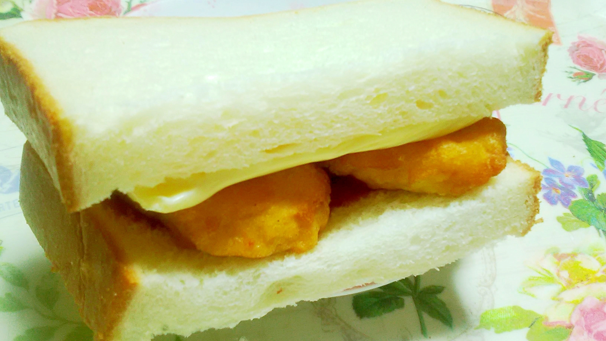 チーズとチキンナゲットのトーストサンド