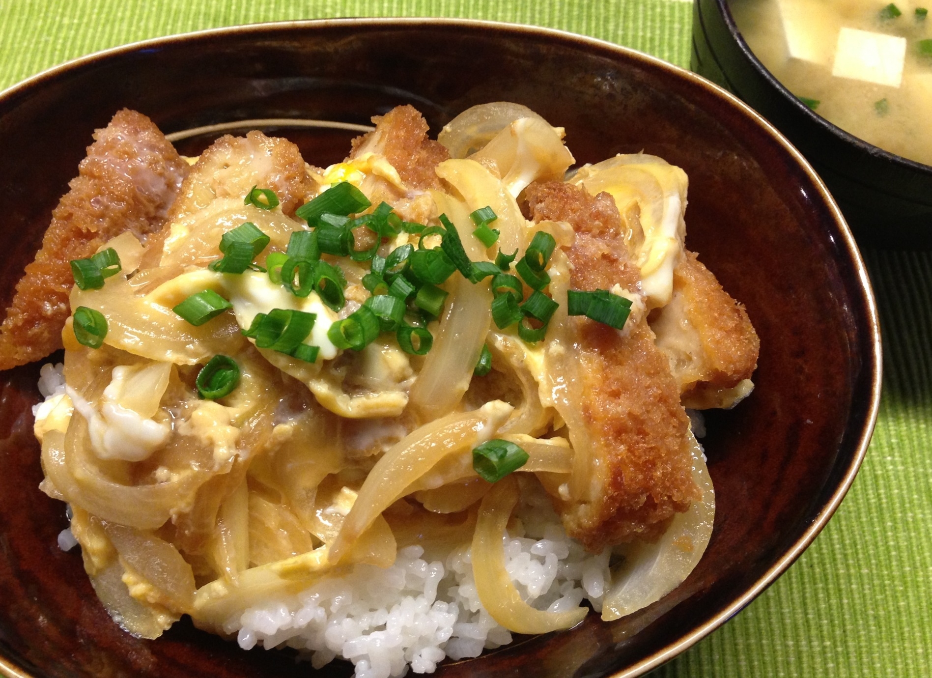 お惣菜リメイク☆メンチカツで卵とじ丼。