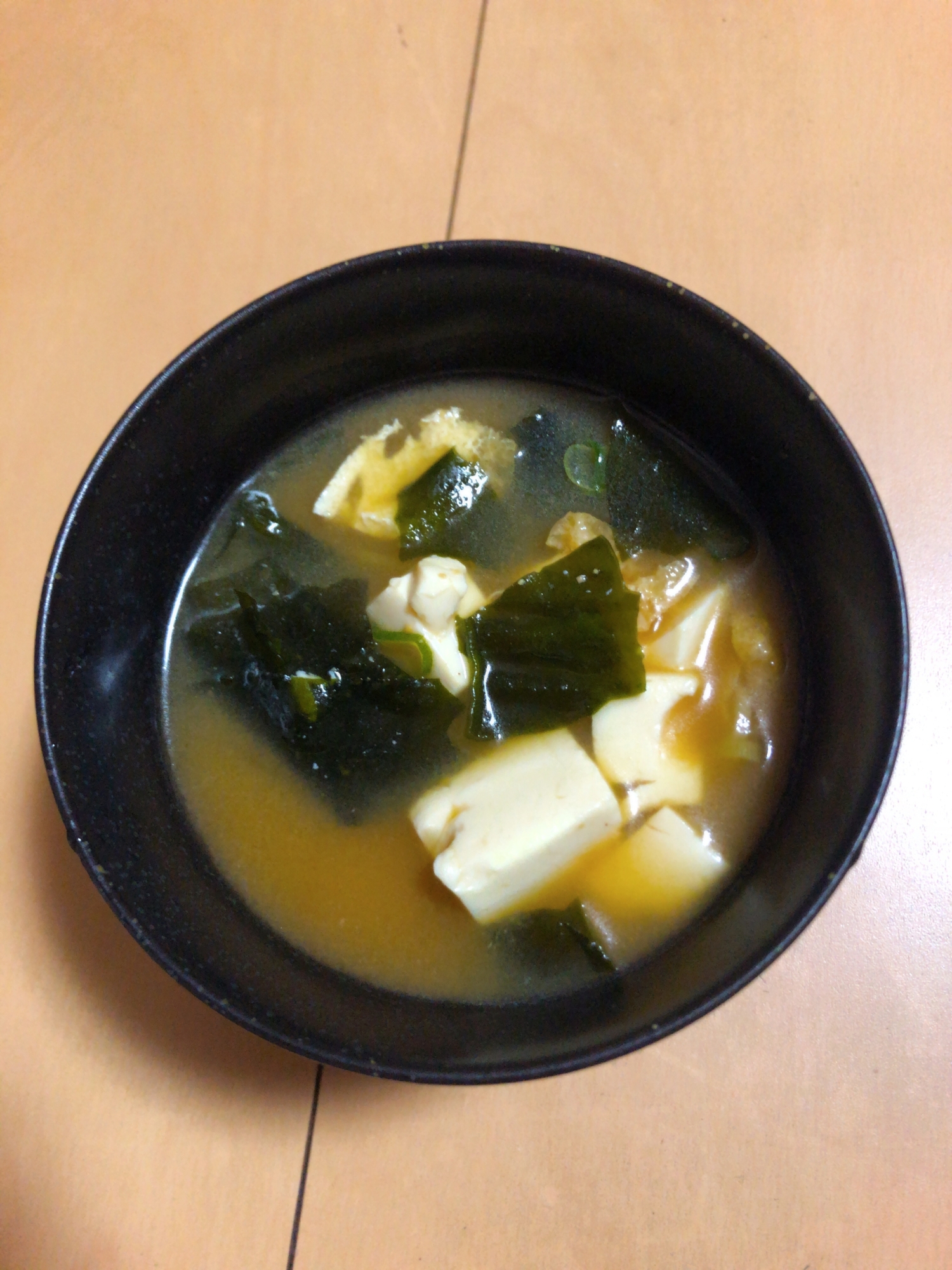 豆腐とわかめの定番味噌汁