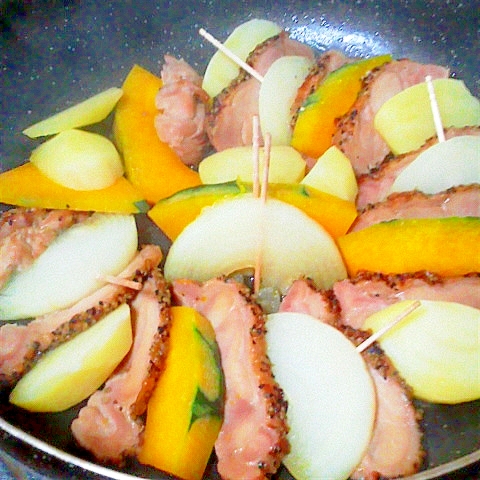 黒胡椒チキンとスライス野菜のフライパン蒸し＊