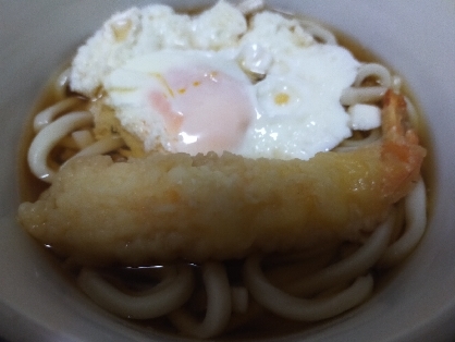 余った海老天で、目玉焼きうどん