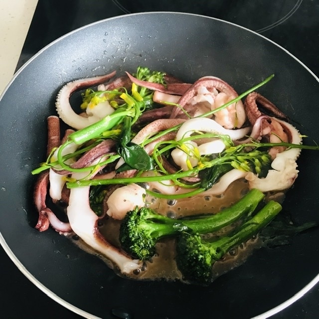 イカゲソと菜の花のバター炒め 夫が釣ってきたイカで レシピ 作り方 By Rhodes 楽天レシピ