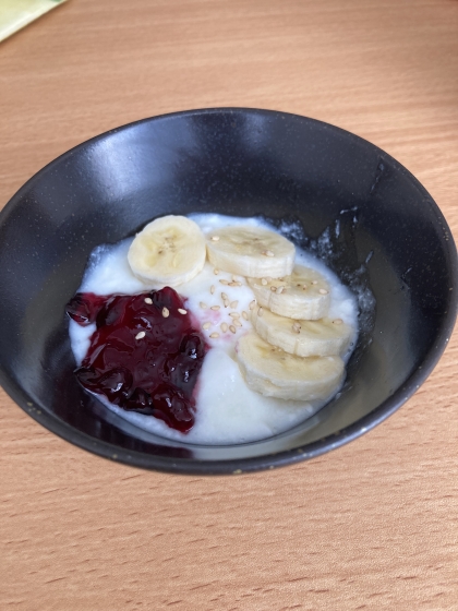 バナナと苺ジャムとごまのヨーグルト