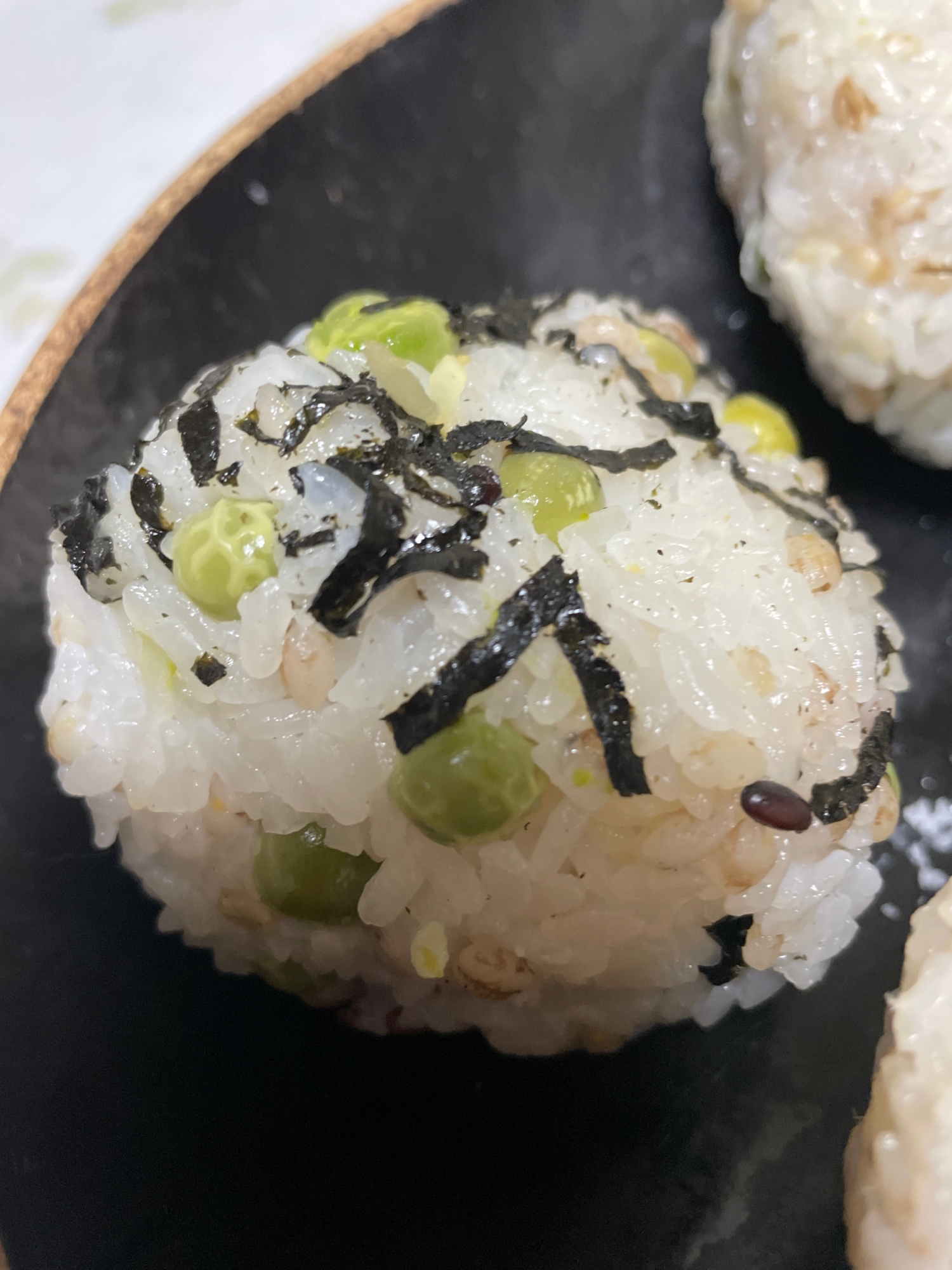 海苔風味の豆ご飯でおにぎり