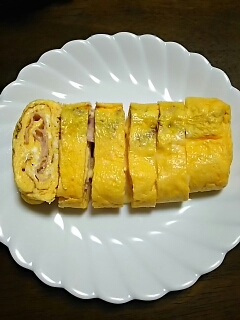 お弁当に♪とろ〜りチーズとハムの卵焼き