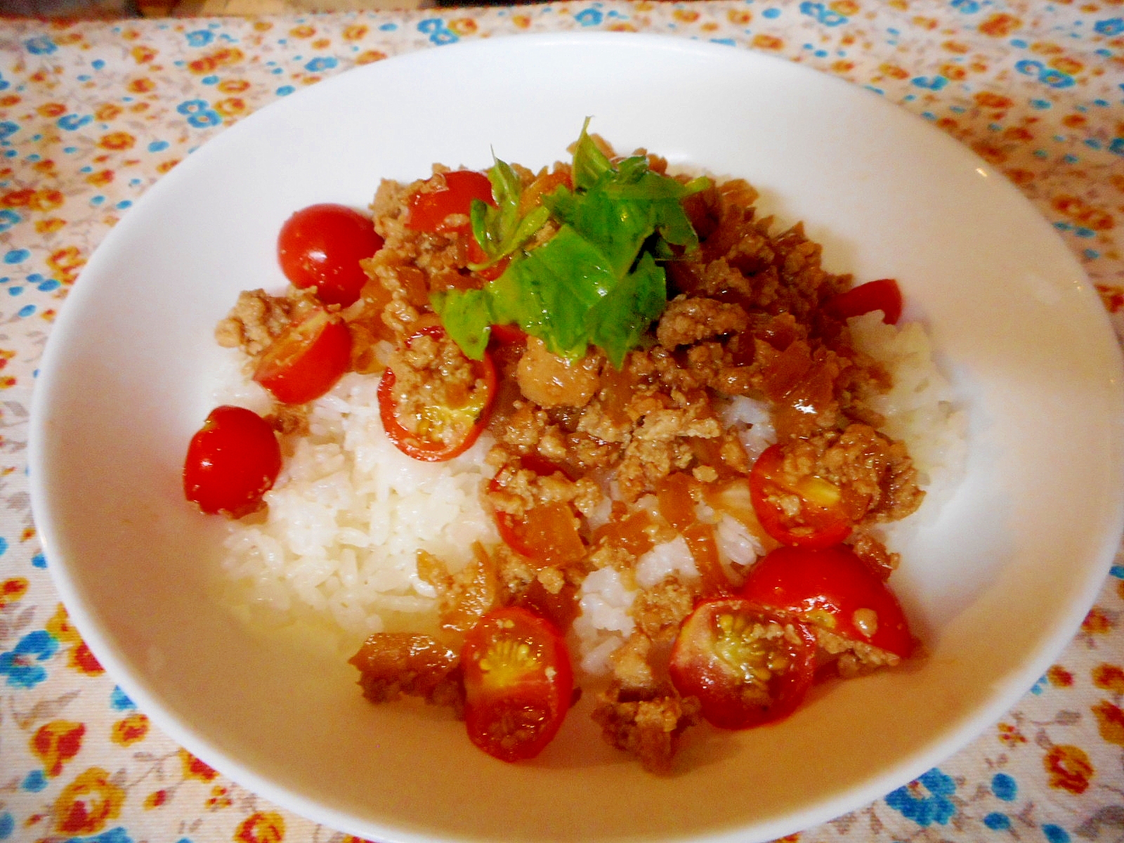 プチトマトそぼろ丼