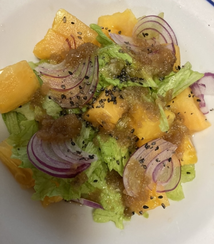 黄色トマトの赤玉ねぎドレッシングサラダ