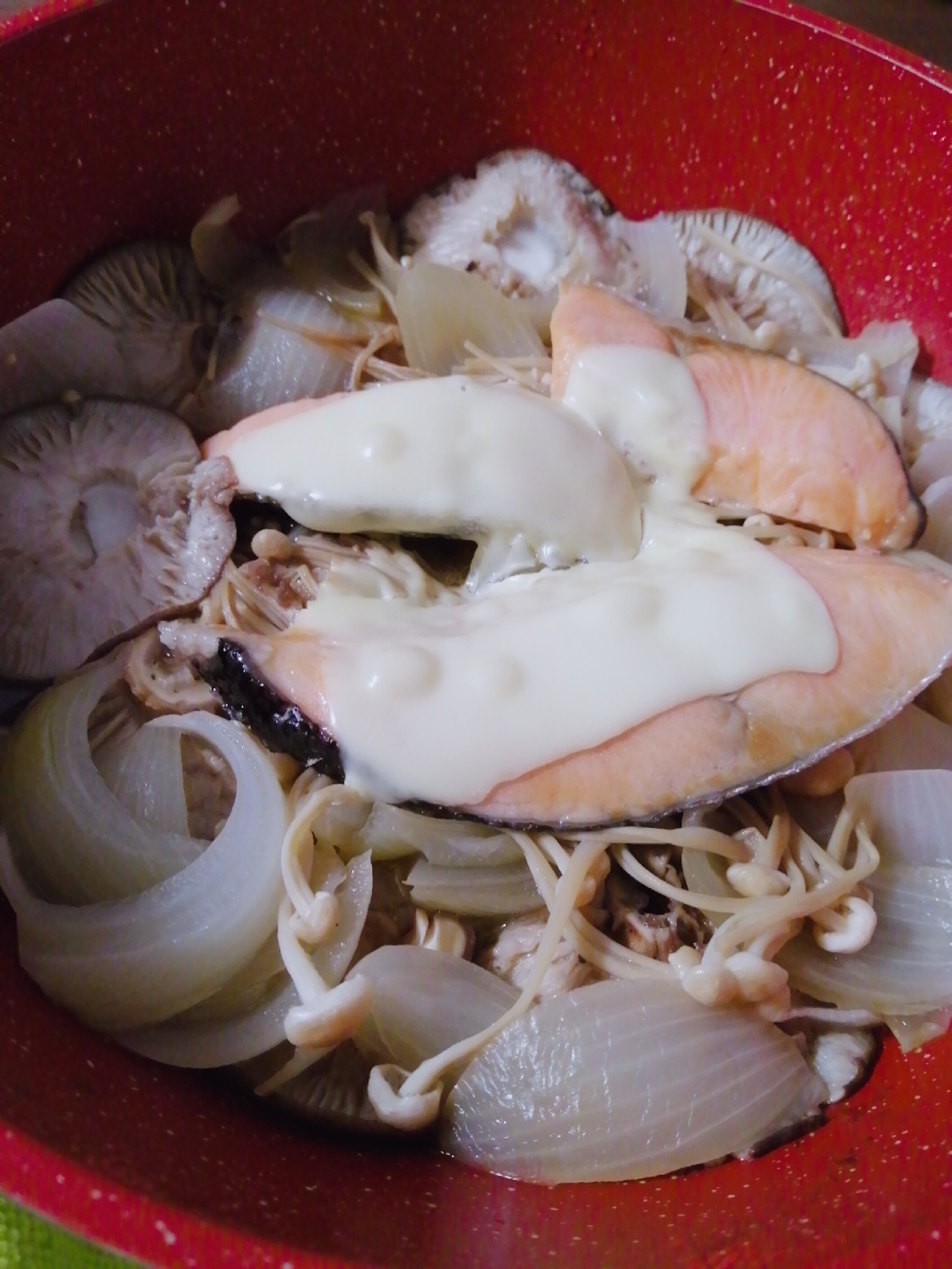 椎茸と鮭のチーズポン酢蒸し