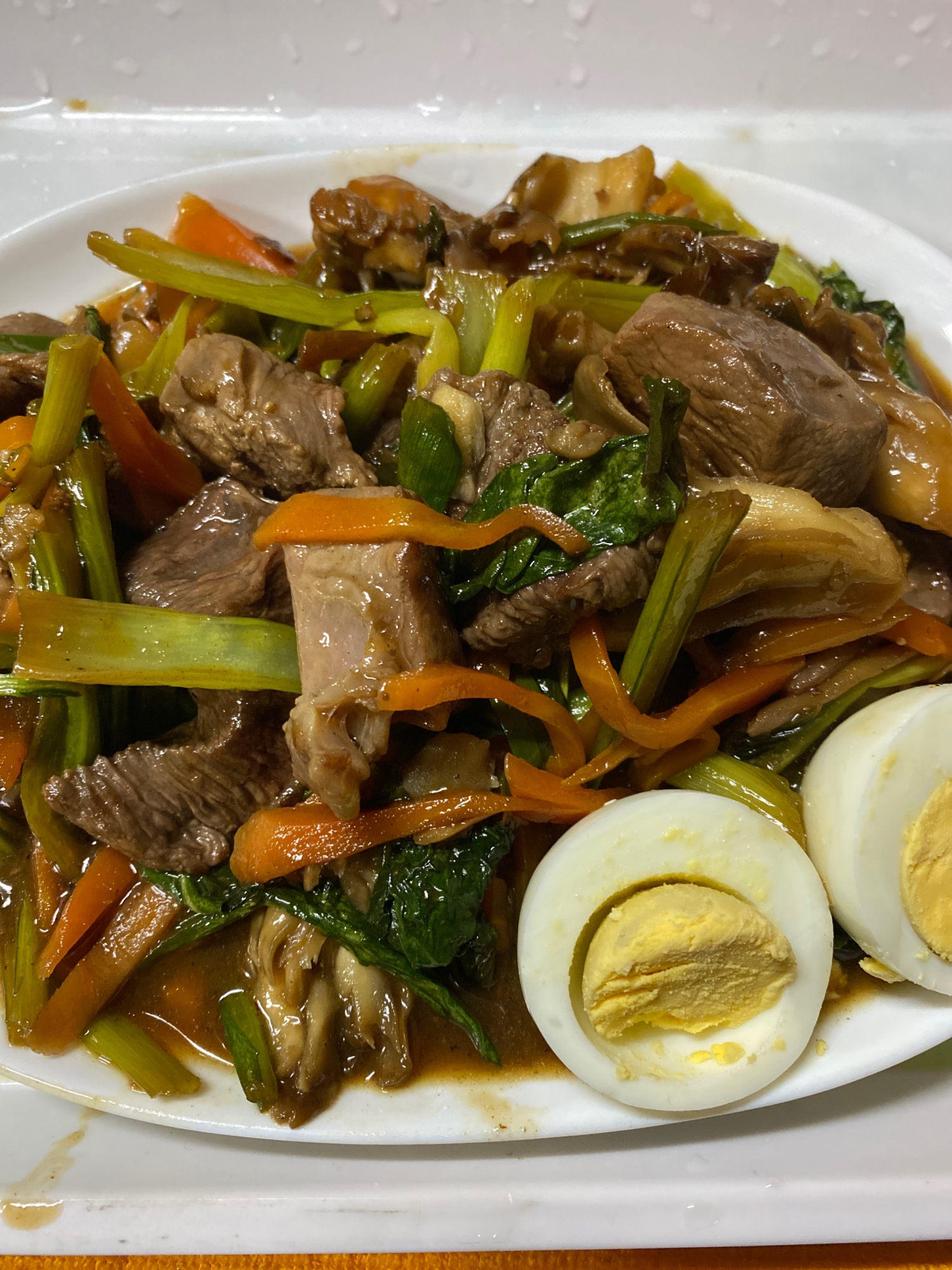 白いお皿に盛り付けられたサイコロステーキの野菜炒め