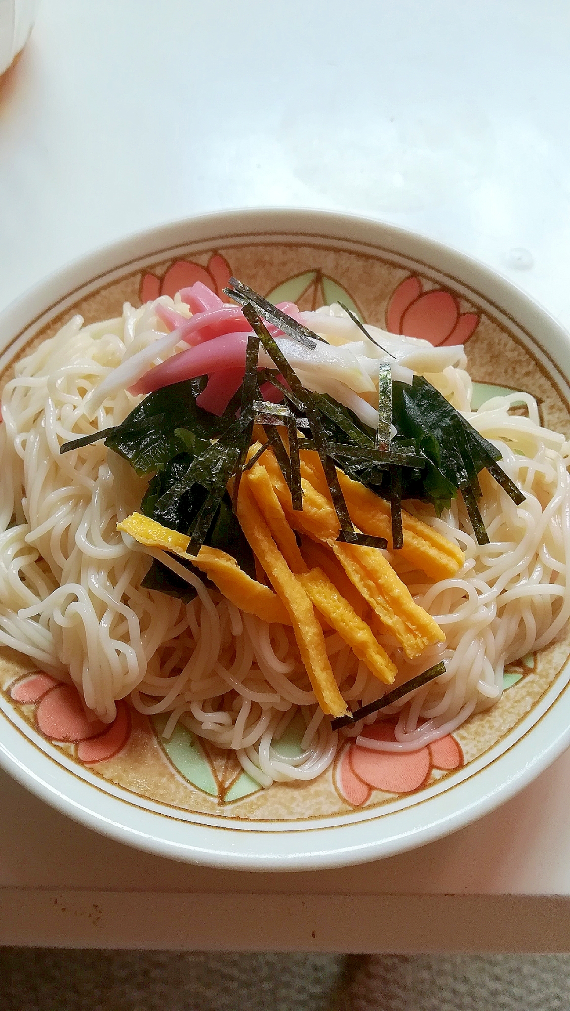 わかめとかまぼこと薄焼き卵のぶっかけそうめん